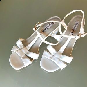 Cutie Granny vibe sandals with a block heel!
